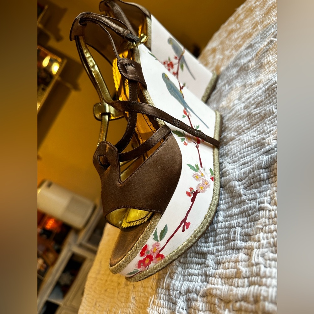Beautiful wedge heels. Amazing artwork. Different look